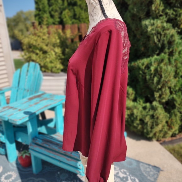 💥3/$20 Papermoon MP Chic Lace-Trimmed V-Neck Blouse! - Picture 8 of 10